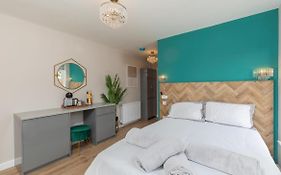 Ocean Apartments, Studio 2 - Bright And Modern Studio